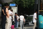 市值蒸发1189亿，富士康艰难转型